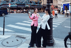 Hai cô gái Việt diện áo bà ba đậm chất miền Tây khi du lịch nước ngoài khiến ai cũng phải ngoái nhìn. (Nguồn ảnh: Lấy từ trang báo Dân trí)